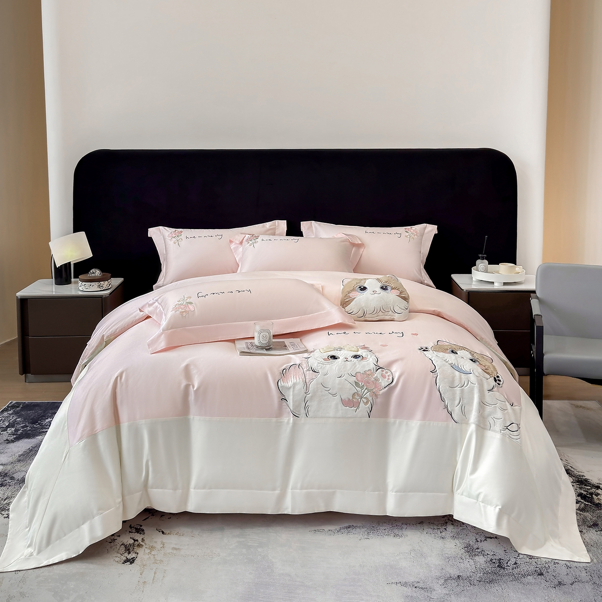 91家纺网 家纺一手货源 找家纺 丞音家纺 2025新款轻奢卡通风A类50s双股100支贡缎长绒棉四件套刺绣全棉被套绣花床笠高档礼盒装 甜蜜日记-冰莓粉