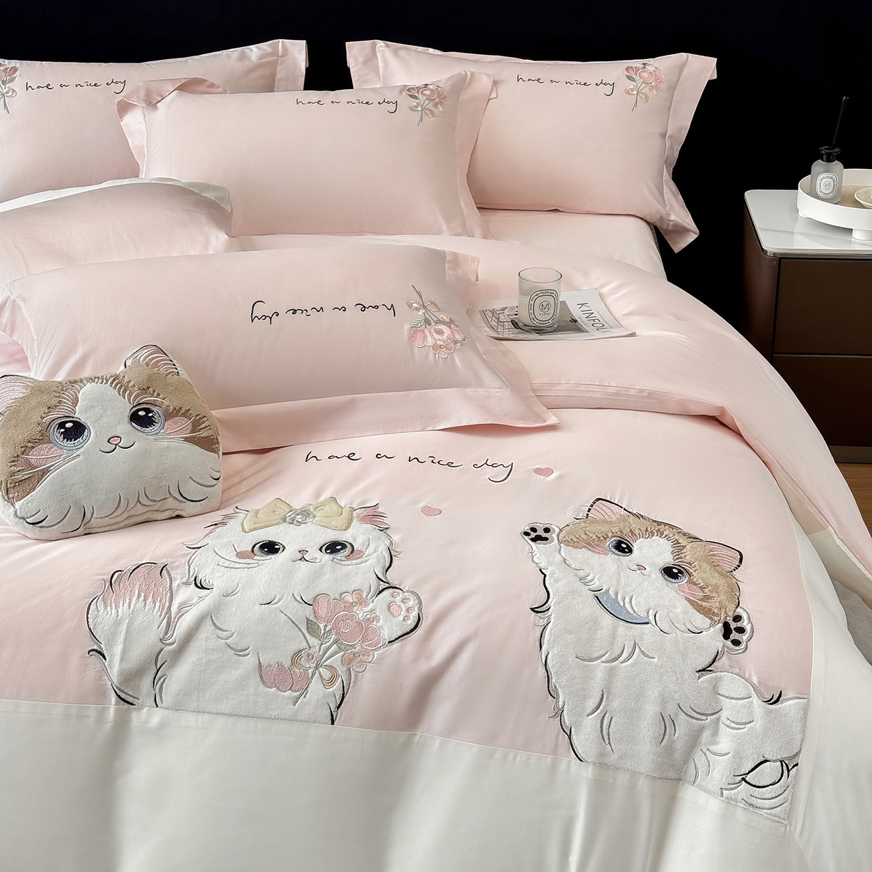 91家纺网 家纺一手货源 找家纺 （总）丞音家纺 2025新款轻奢卡通风A类50s双股100支贡缎长绒棉四件套刺绣全棉被套绣花床笠高档礼盒装