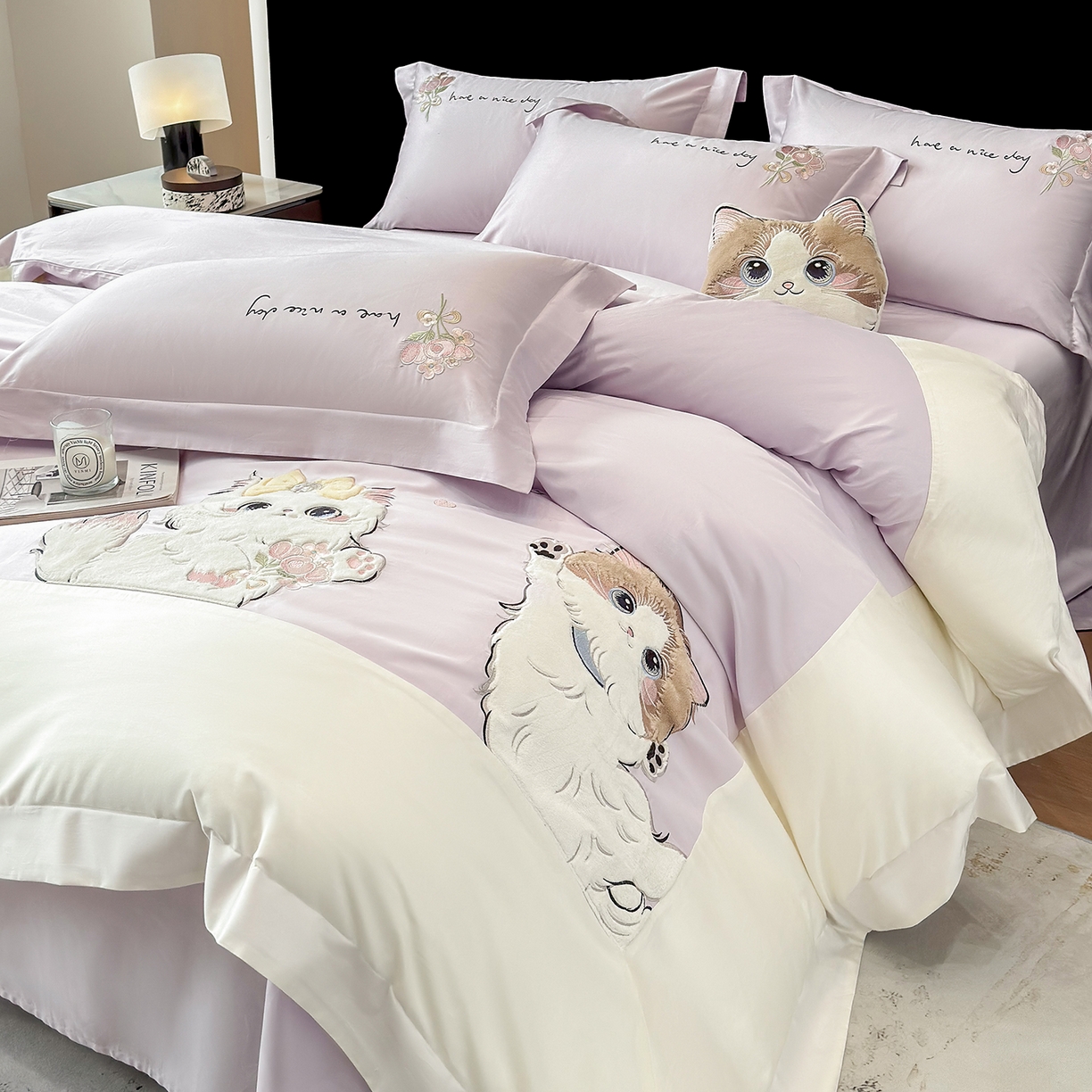 91家纺网 家纺一手货源 找家纺 丞音家纺 2025新款轻奢卡通风A类50s双股100支贡缎长绒棉四件套刺绣全棉被套绣花床笠高档礼盒装 甜蜜日记-香芋紫