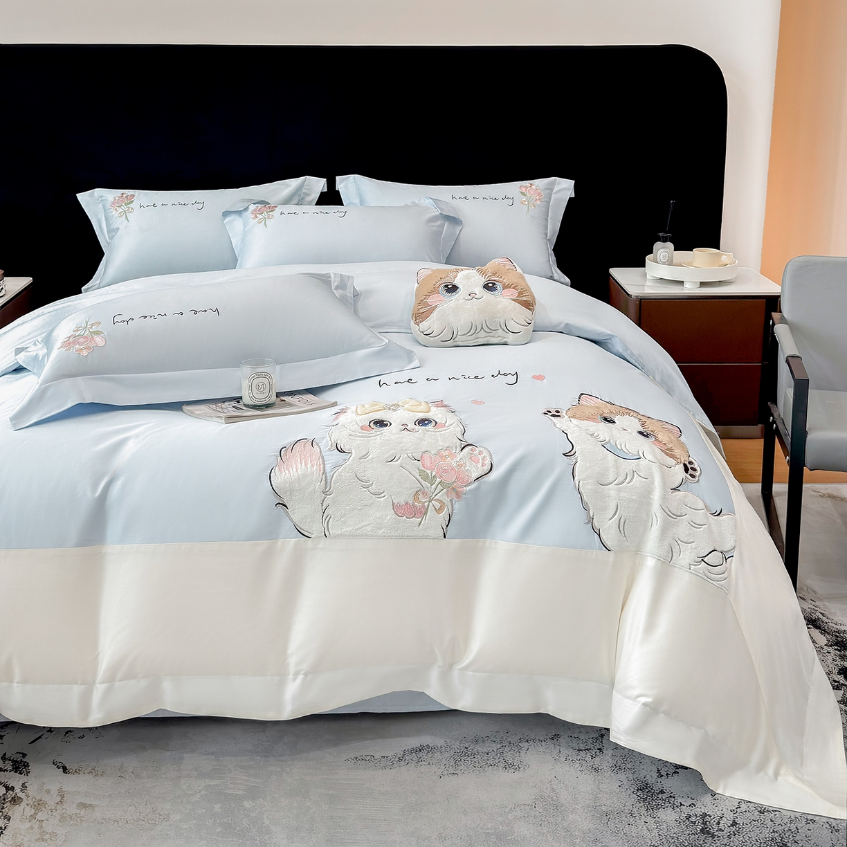 91家纺网 家纺一手货源 找家纺 丞音家纺 2025新款轻奢卡通风A类50s双股100支贡缎长绒棉四件套刺绣全棉被套绣花床笠高档礼盒装 甜蜜日记-迷雾蓝