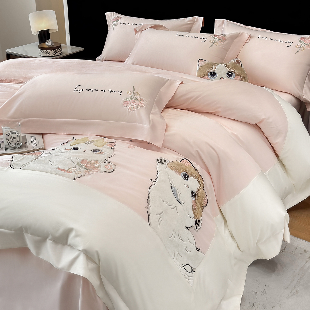 91家纺网 家纺一手货源 找家纺 丞音家纺 2025新款轻奢卡通风A类50s双股100支贡缎长绒棉四件套刺绣全棉被套绣花床笠高档礼盒装 甜蜜日记-冰莓粉
