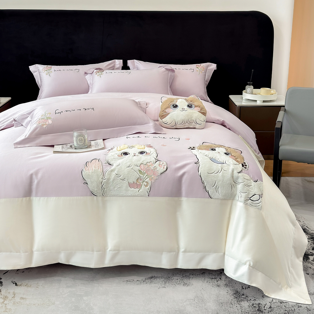 91家纺网 家纺一手货源 找家纺 丞音家纺 2025新款轻奢卡通风A类50s双股100支贡缎长绒棉四件套刺绣全棉被套绣花床笠高档礼盒装 甜蜜日记-香芋紫