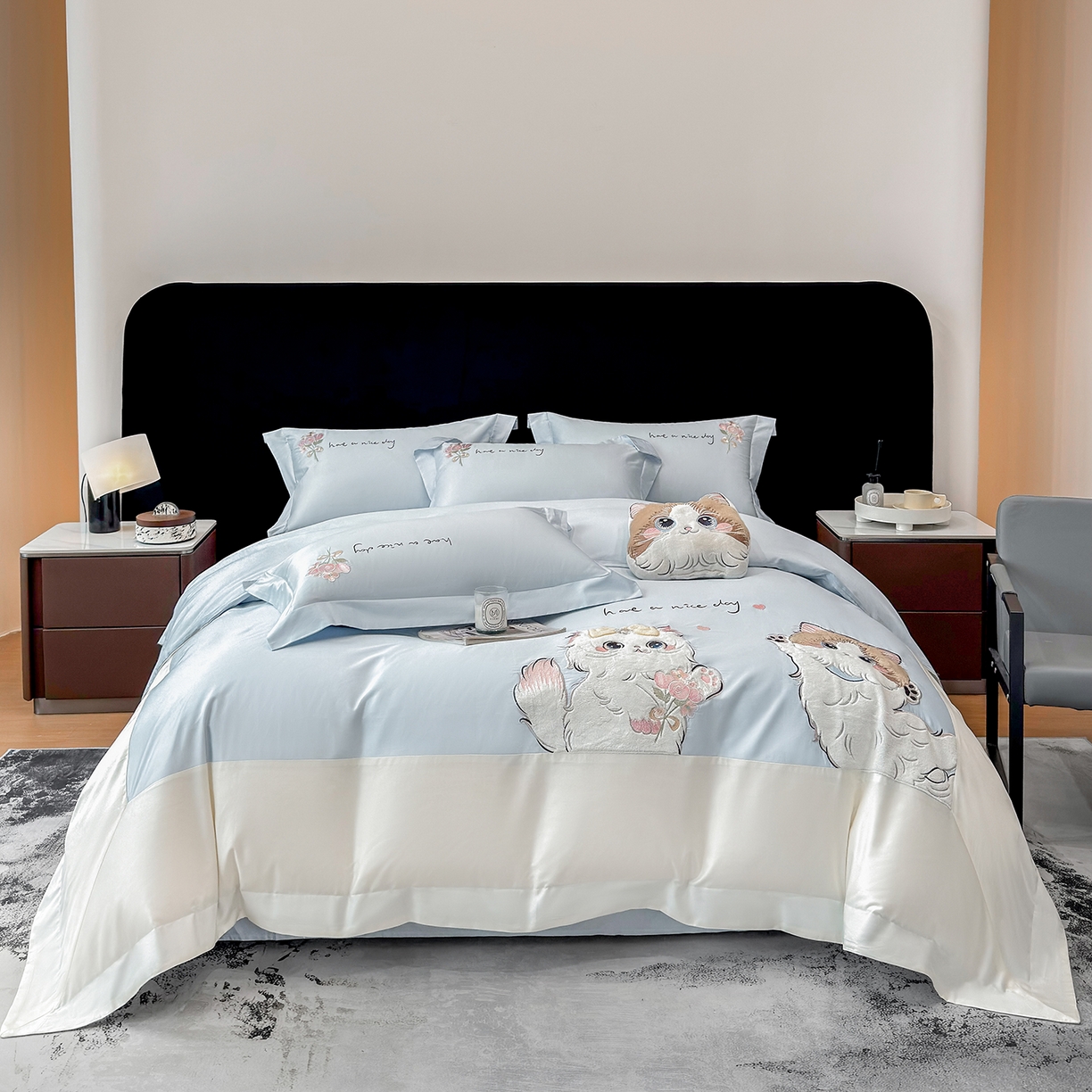 91家纺网 家纺一手货源 找家纺 丞音家纺 2025新款轻奢卡通风A类50s双股100支贡缎长绒棉四件套刺绣全棉被套绣花床笠高档礼盒装 甜蜜日记-迷雾蓝