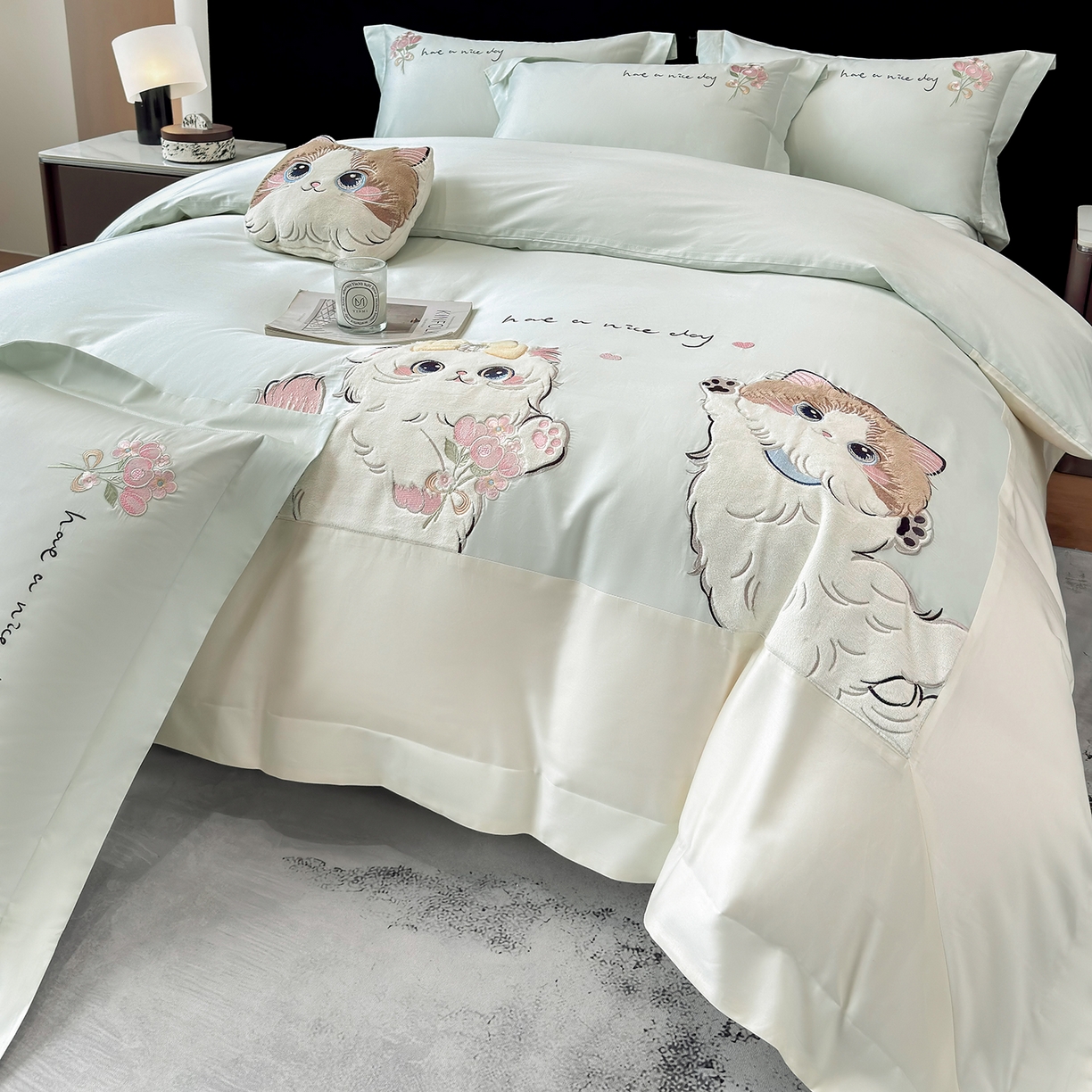 91家纺网 家纺一手货源 找家纺 丞音家纺 2025新款轻奢卡通风A类50s双股100支贡缎长绒棉四件套刺绣全棉被套绣花床笠高档礼盒装 甜蜜日记-清新绿