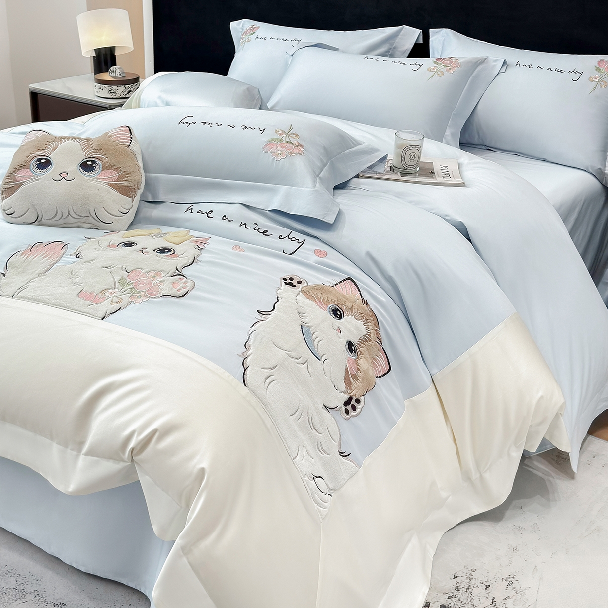 91家纺网 家纺一手货源 找家纺 丞音家纺 2025新款轻奢卡通风A类50s双股100支贡缎长绒棉四件套刺绣全棉被套绣花床笠高档礼盒装 甜蜜日记-迷雾蓝