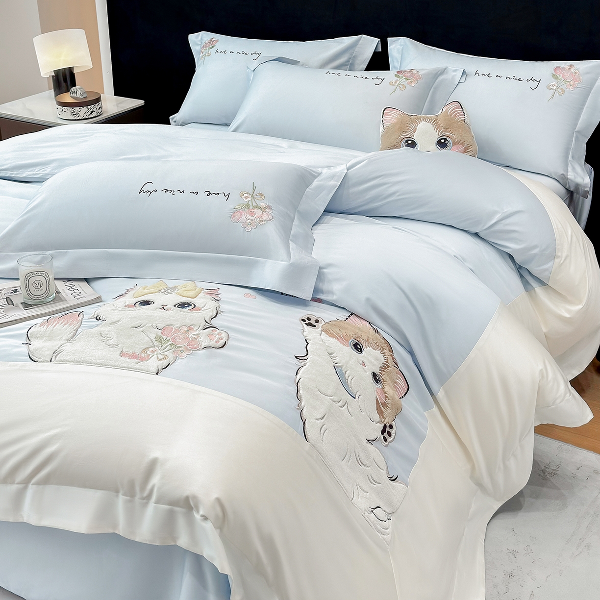 91家纺网 家纺一手货源 找家纺 丞音家纺 2025新款轻奢卡通风A类50s双股100支贡缎长绒棉四件套刺绣全棉被套绣花床笠高档礼盒装 甜蜜日记-迷雾蓝