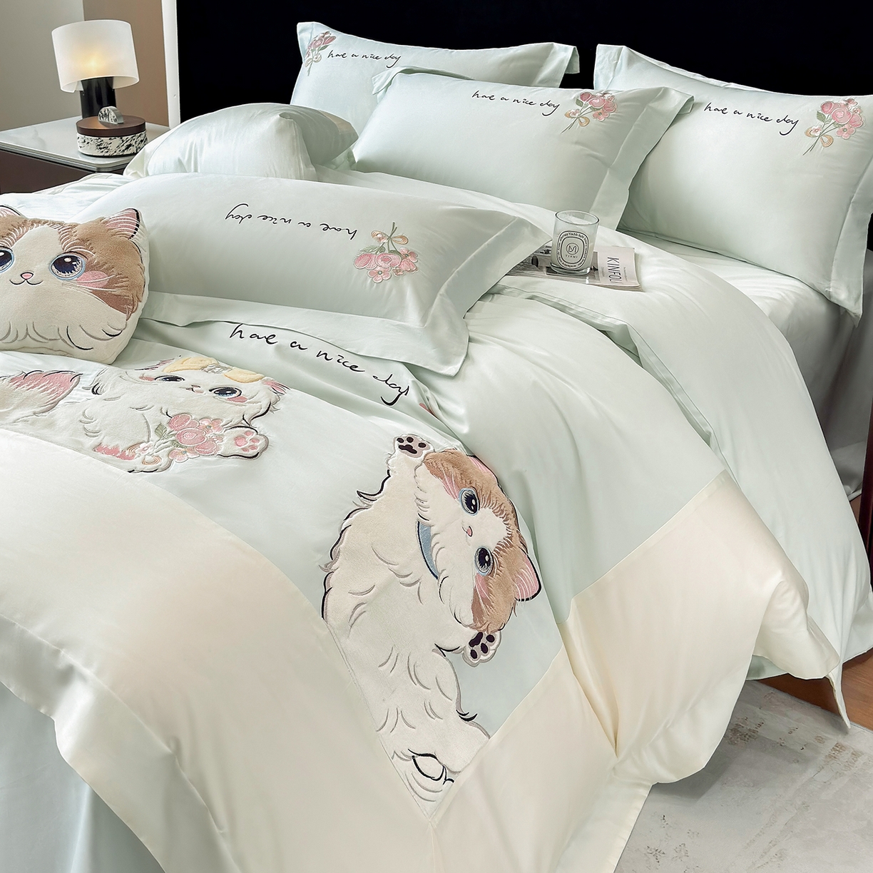 91家纺网 家纺一手货源 找家纺 丞音家纺 2025新款轻奢卡通风A类50s双股100支贡缎长绒棉四件套刺绣全棉被套绣花床笠高档礼盒装 甜蜜日记-清新绿