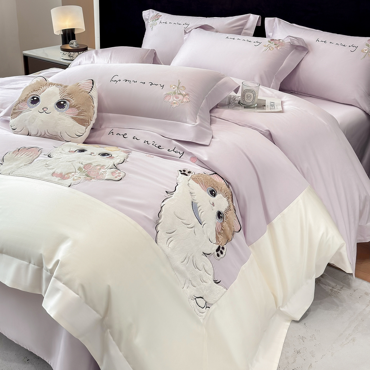 91家纺网 家纺一手货源 找家纺 丞音家纺 2025新款轻奢卡通风A类50s双股100支贡缎长绒棉四件套刺绣全棉被套绣花床笠高档礼盒装 甜蜜日记-香芋紫