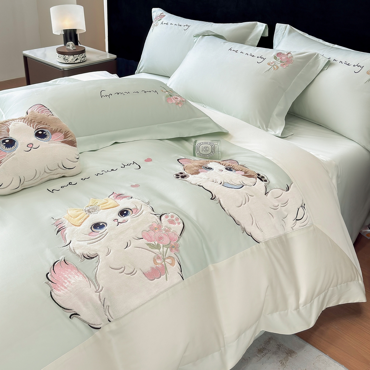 91家纺网 家纺一手货源 找家纺 丞音家纺 2025新款轻奢卡通风A类50s双股100支贡缎长绒棉四件套刺绣全棉被套绣花床笠高档礼盒装 甜蜜日记-清新绿