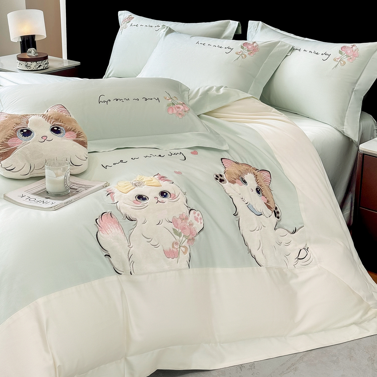 91家纺网 家纺一手货源 找家纺 丞音家纺 2025新款轻奢卡通风A类50s双股100支贡缎长绒棉四件套刺绣全棉被套绣花床笠高档礼盒装 甜蜜日记-清新绿