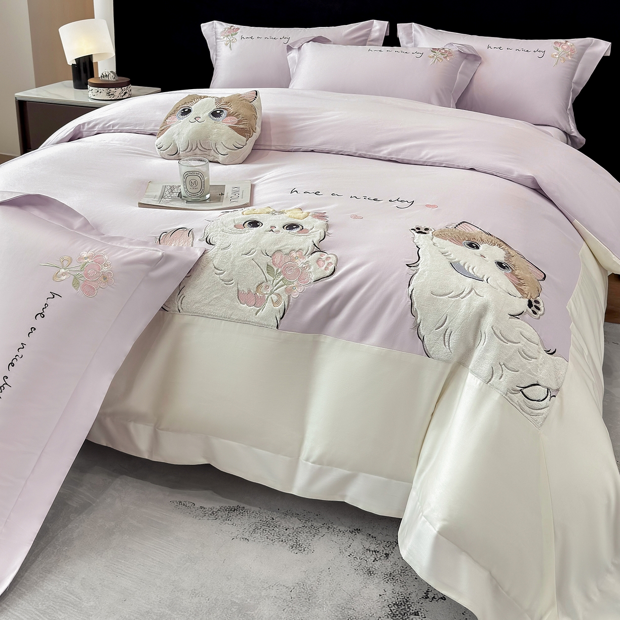 91家纺网 家纺一手货源 找家纺 丞音家纺 2025新款轻奢卡通风A类50s双股100支贡缎长绒棉四件套刺绣全棉被套绣花床笠高档礼盒装 甜蜜日记-香芋紫