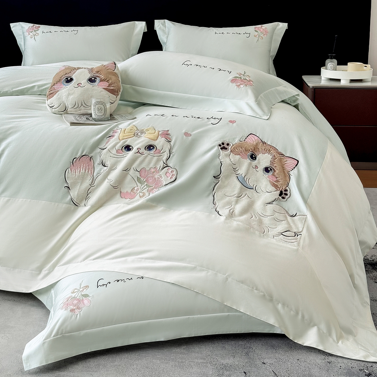 91家纺网 家纺一手货源 找家纺 丞音家纺 2025新款轻奢卡通风A类50s双股100支贡缎长绒棉四件套刺绣全棉被套绣花床笠高档礼盒装 甜蜜日记-清新绿