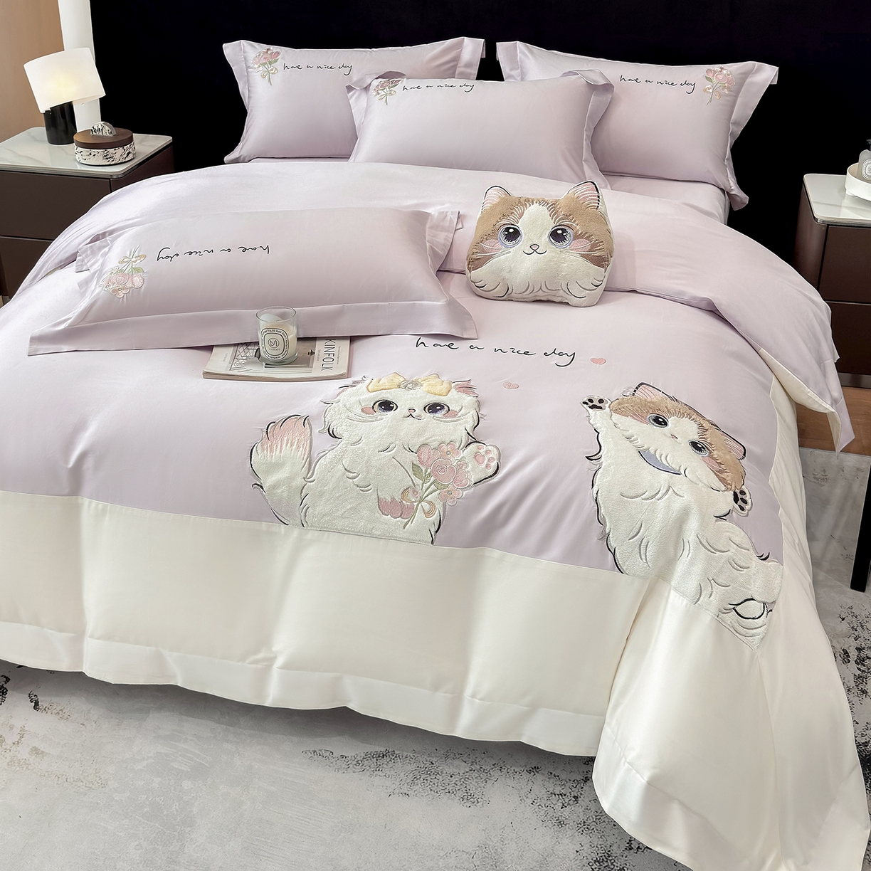 91家纺网 家纺一手货源 找家纺 丞音家纺 2025新款轻奢卡通风A类50s双股100支贡缎长绒棉四件套刺绣全棉被套绣花床笠高档礼盒装 甜蜜日记-香芋紫