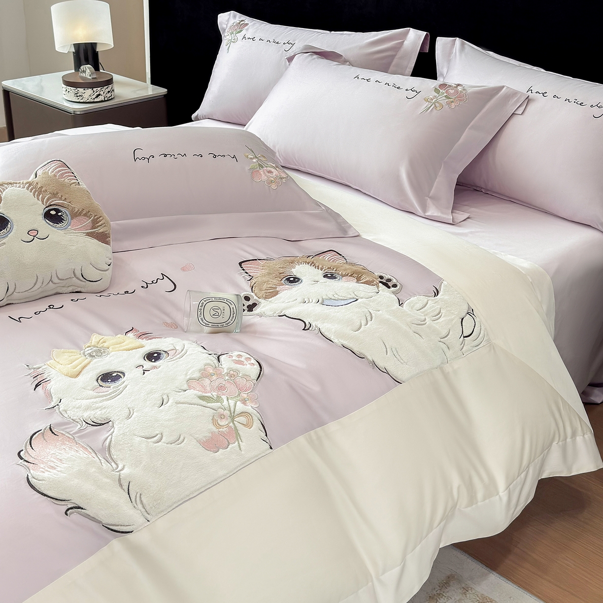 91家纺网 家纺一手货源 找家纺 丞音家纺 2025新款轻奢卡通风A类50s双股100支贡缎长绒棉四件套刺绣全棉被套绣花床笠高档礼盒装 甜蜜日记-香芋紫