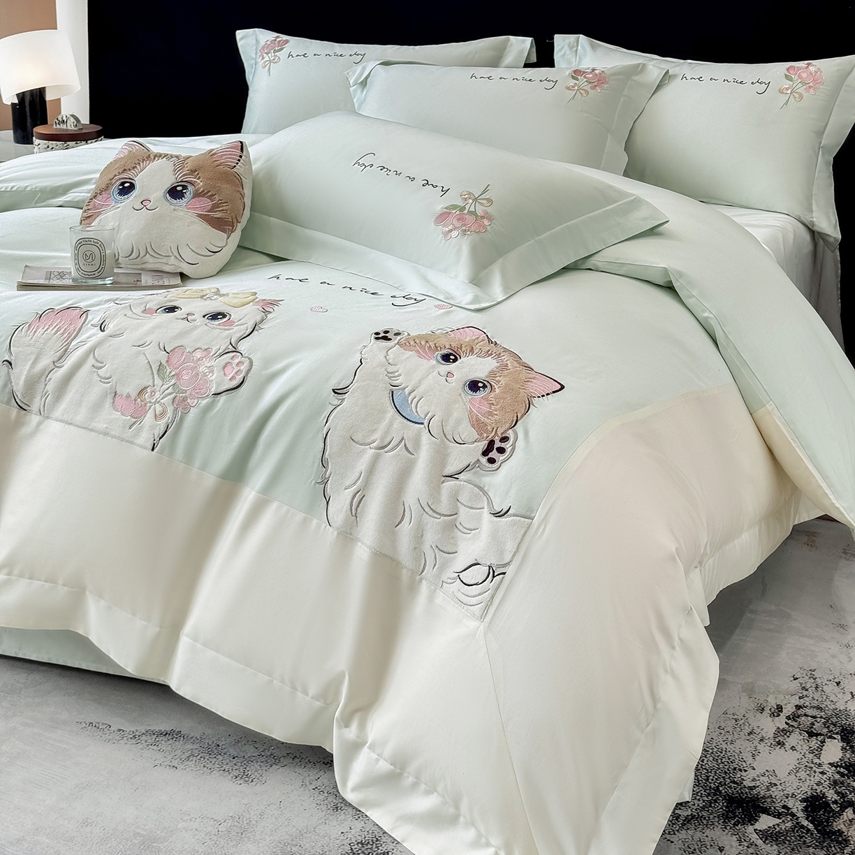 91家纺网 家纺一手货源 找家纺 丞音家纺 2025新款轻奢卡通风A类50s双股100支贡缎长绒棉四件套刺绣全棉被套绣花床笠高档礼盒装 甜蜜日记-清新绿