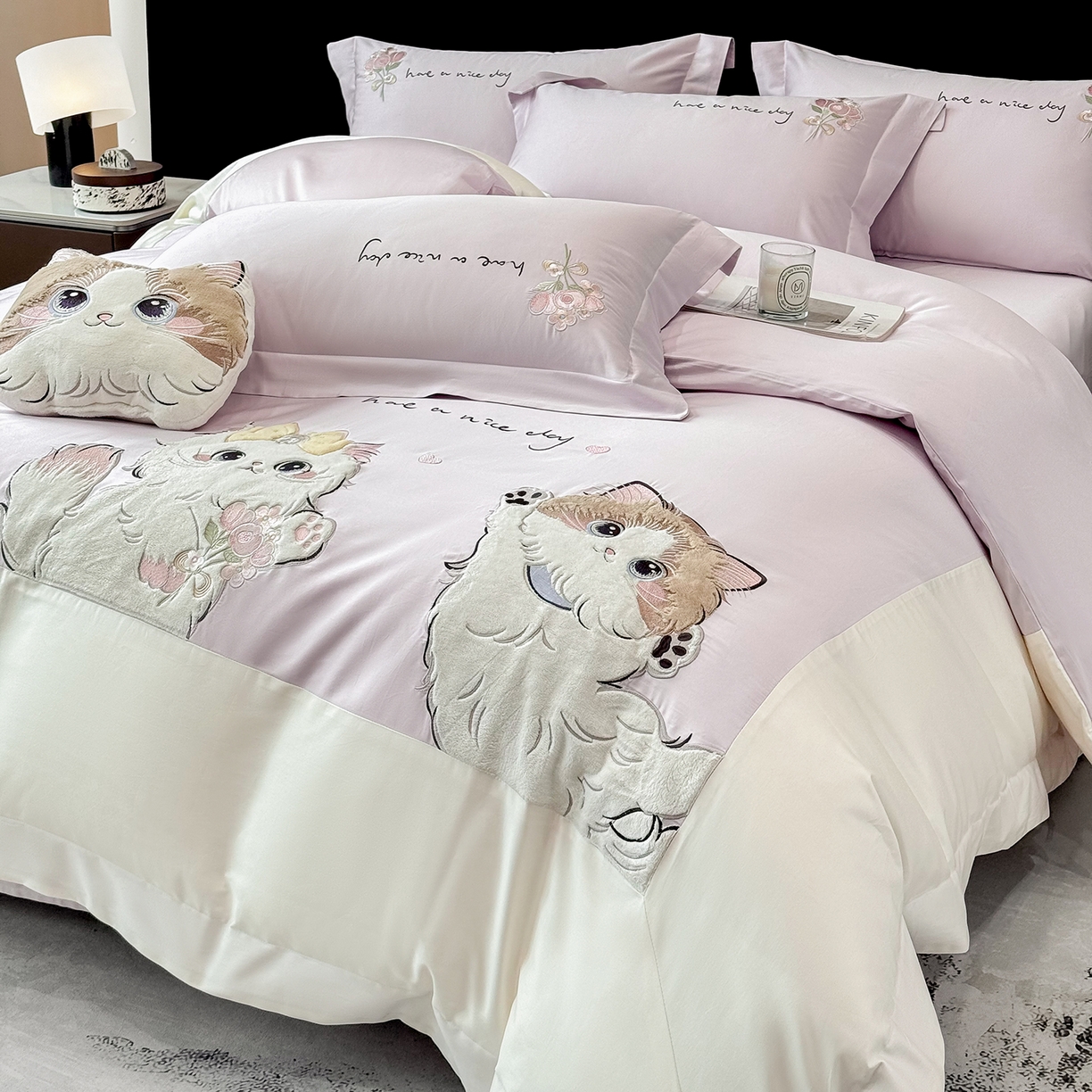 91家纺网 家纺一手货源 找家纺 丞音家纺 2025新款轻奢卡通风A类50s双股100支贡缎长绒棉四件套刺绣全棉被套绣花床笠高档礼盒装 甜蜜日记-香芋紫