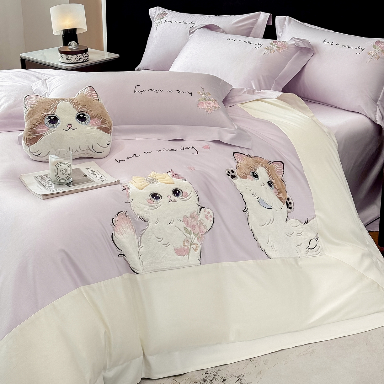 91家纺网 家纺一手货源 找家纺 丞音家纺 2025新款轻奢卡通风A类50s双股100支贡缎长绒棉四件套刺绣全棉被套绣花床笠高档礼盒装 甜蜜日记-香芋紫