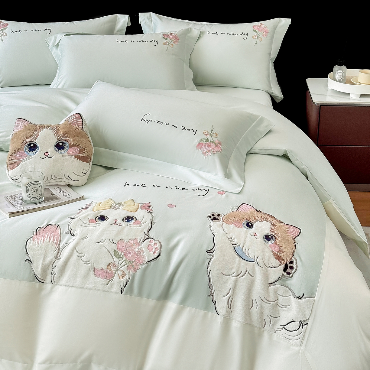 91家纺网 家纺一手货源 找家纺 丞音家纺 2025新款轻奢卡通风A类50s双股100支贡缎长绒棉四件套刺绣全棉被套绣花床笠高档礼盒装 甜蜜日记-清新绿