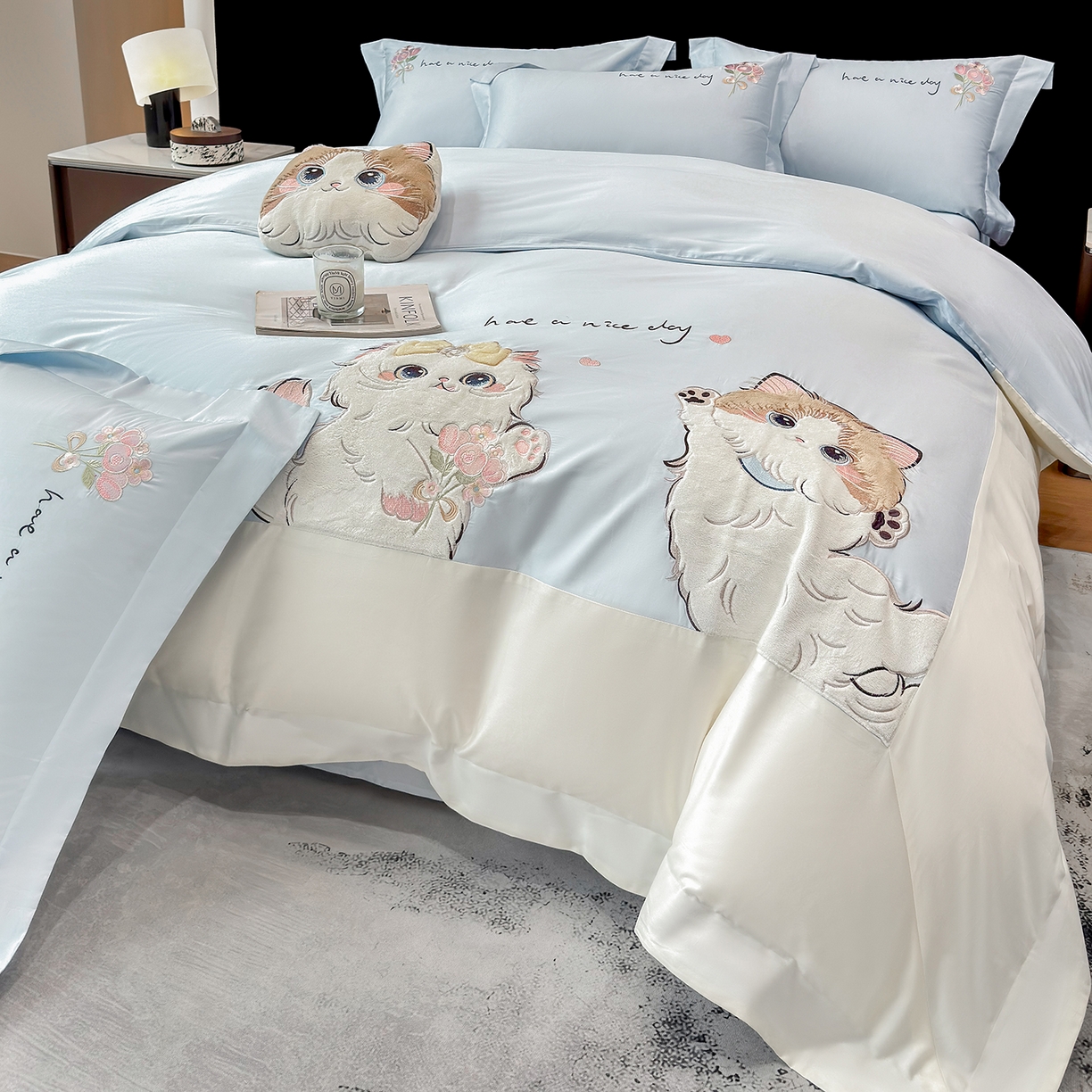 91家纺网 家纺一手货源 找家纺 丞音家纺 2025新款轻奢卡通风A类50s双股100支贡缎长绒棉四件套刺绣全棉被套绣花床笠高档礼盒装 甜蜜日记-迷雾蓝