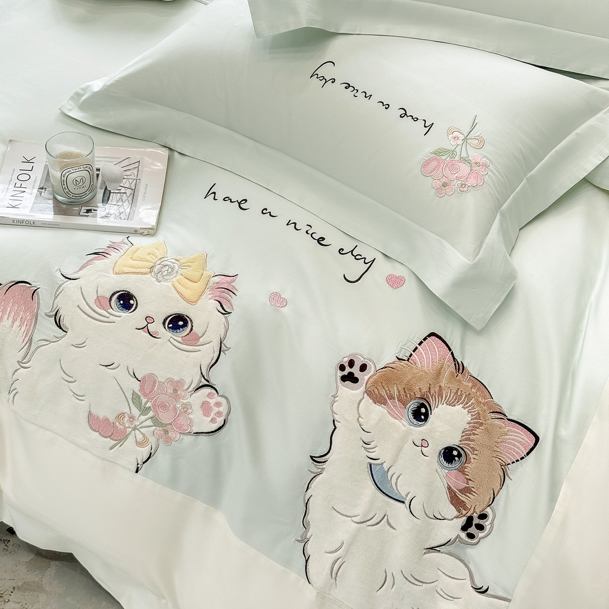 91家纺网 家纺一手货源 找家纺 丞音家纺 2025新款轻奢卡通风A类50s双股100支贡缎长绒棉四件套刺绣全棉被套绣花床笠高档礼盒装 甜蜜日记-清新绿