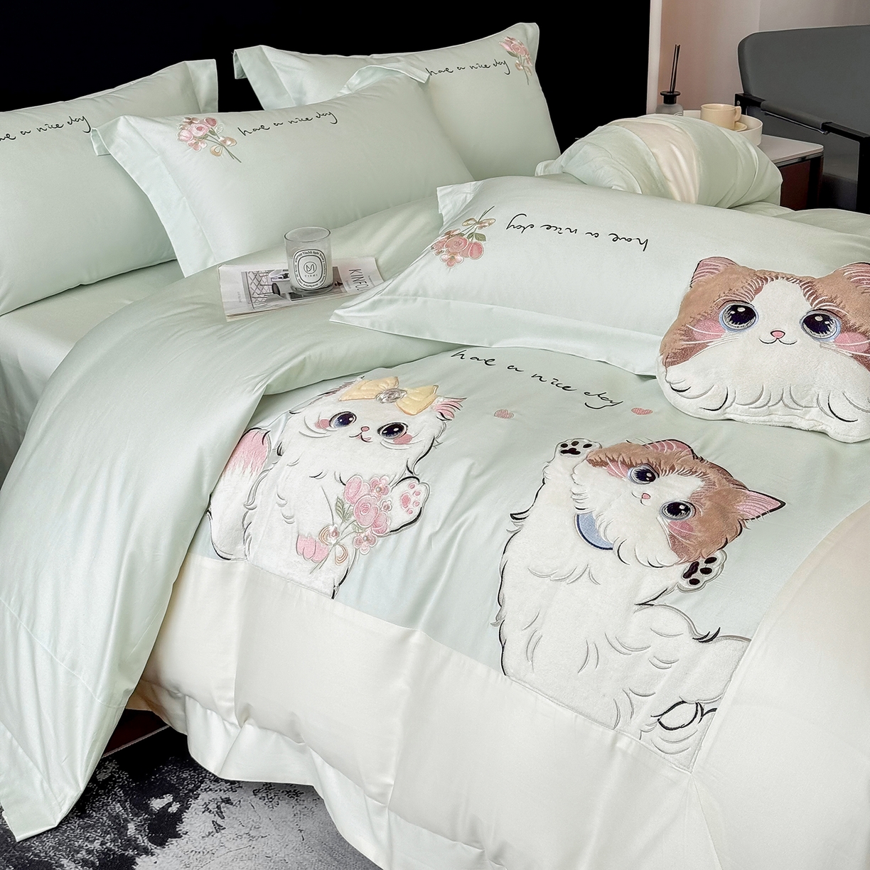 91家纺网 家纺一手货源 找家纺 丞音家纺 2025新款轻奢卡通风A类50s双股100支贡缎长绒棉四件套刺绣全棉被套绣花床笠高档礼盒装 甜蜜日记-清新绿