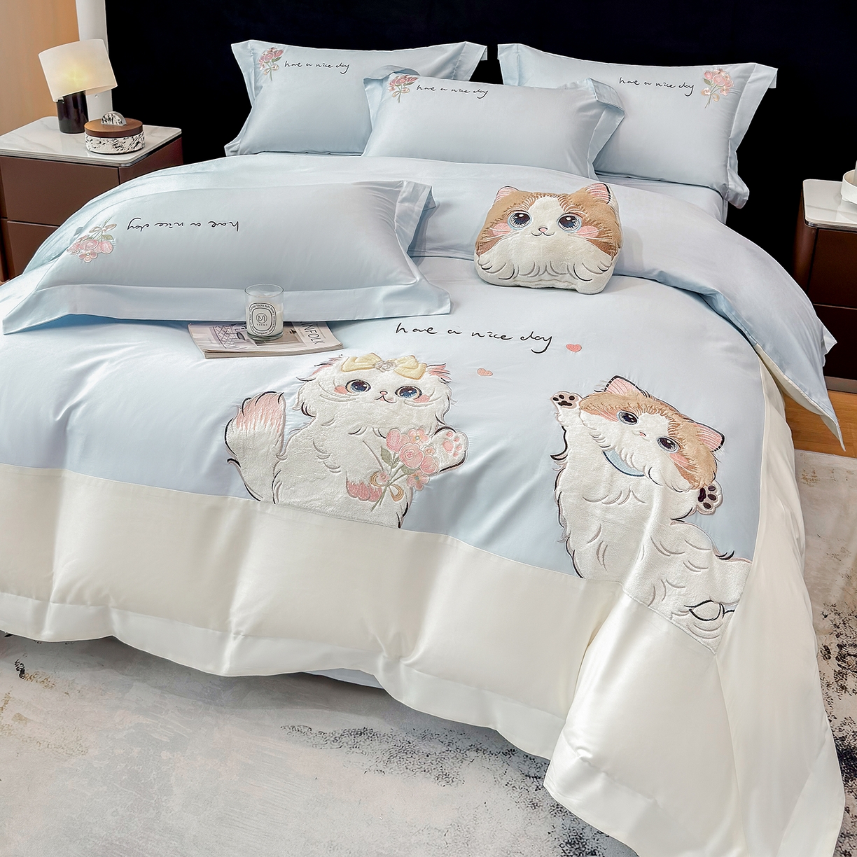 91家纺网 家纺一手货源 找家纺 丞音家纺 2025新款轻奢卡通风A类50s双股100支贡缎长绒棉四件套刺绣全棉被套绣花床笠高档礼盒装 甜蜜日记-迷雾蓝