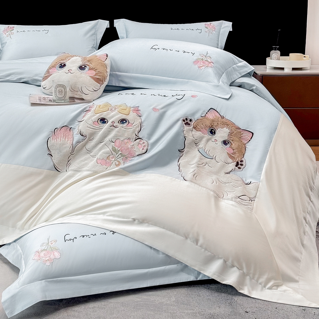 91家纺网 家纺一手货源 找家纺 丞音家纺 2025新款轻奢卡通风A类50s双股100支贡缎长绒棉四件套刺绣全棉被套绣花床笠高档礼盒装 甜蜜日记-迷雾蓝