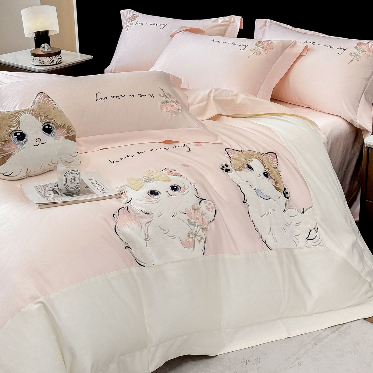 91家纺网 家纺一手货源 找家纺 丞音家纺 2025新款轻奢卡通风A类50s双股100支贡缎长绒棉四件套刺绣全棉被套绣花床笠高档礼盒装 甜蜜日记-冰莓粉