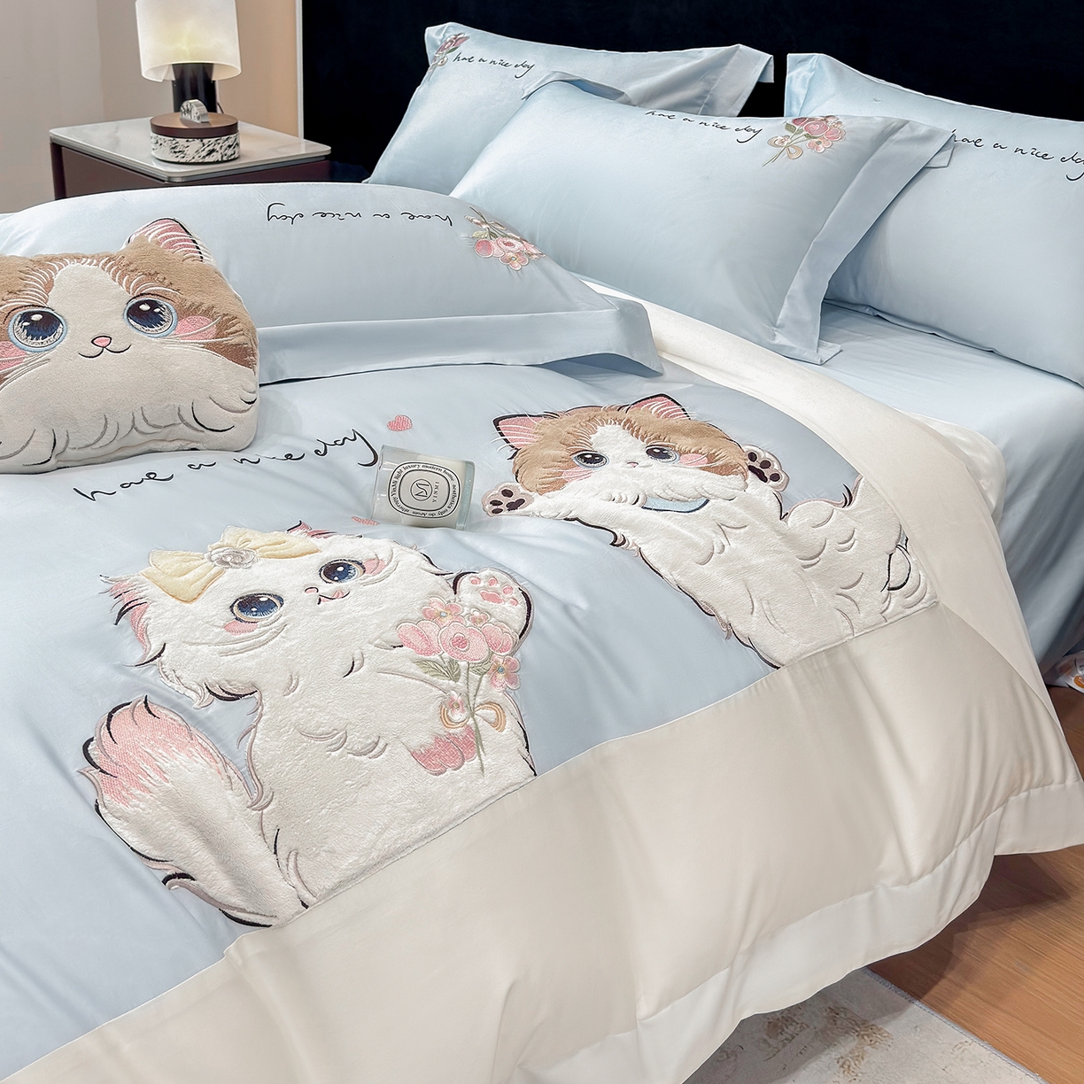 91家纺网 家纺一手货源 找家纺 丞音家纺 2025新款轻奢卡通风A类50s双股100支贡缎长绒棉四件套刺绣全棉被套绣花床笠高档礼盒装 甜蜜日记-迷雾蓝