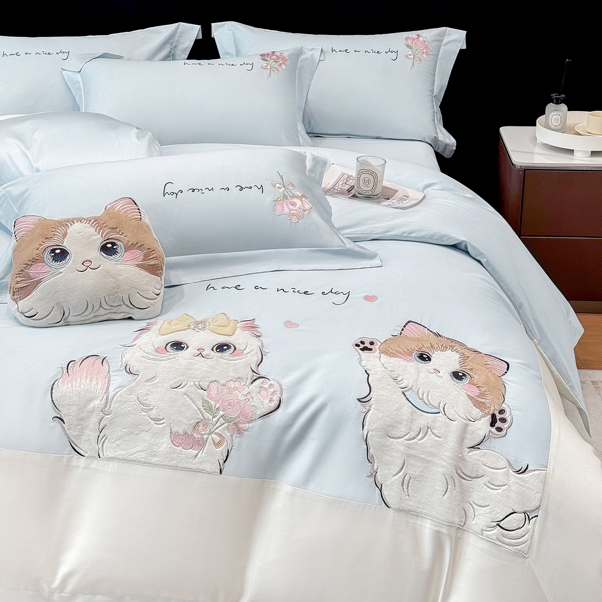 91家纺网 家纺一手货源 找家纺 丞音家纺 2025新款轻奢卡通风A类50s双股100支贡缎长绒棉四件套刺绣全棉被套绣花床笠高档礼盒装 甜蜜日记-迷雾蓝