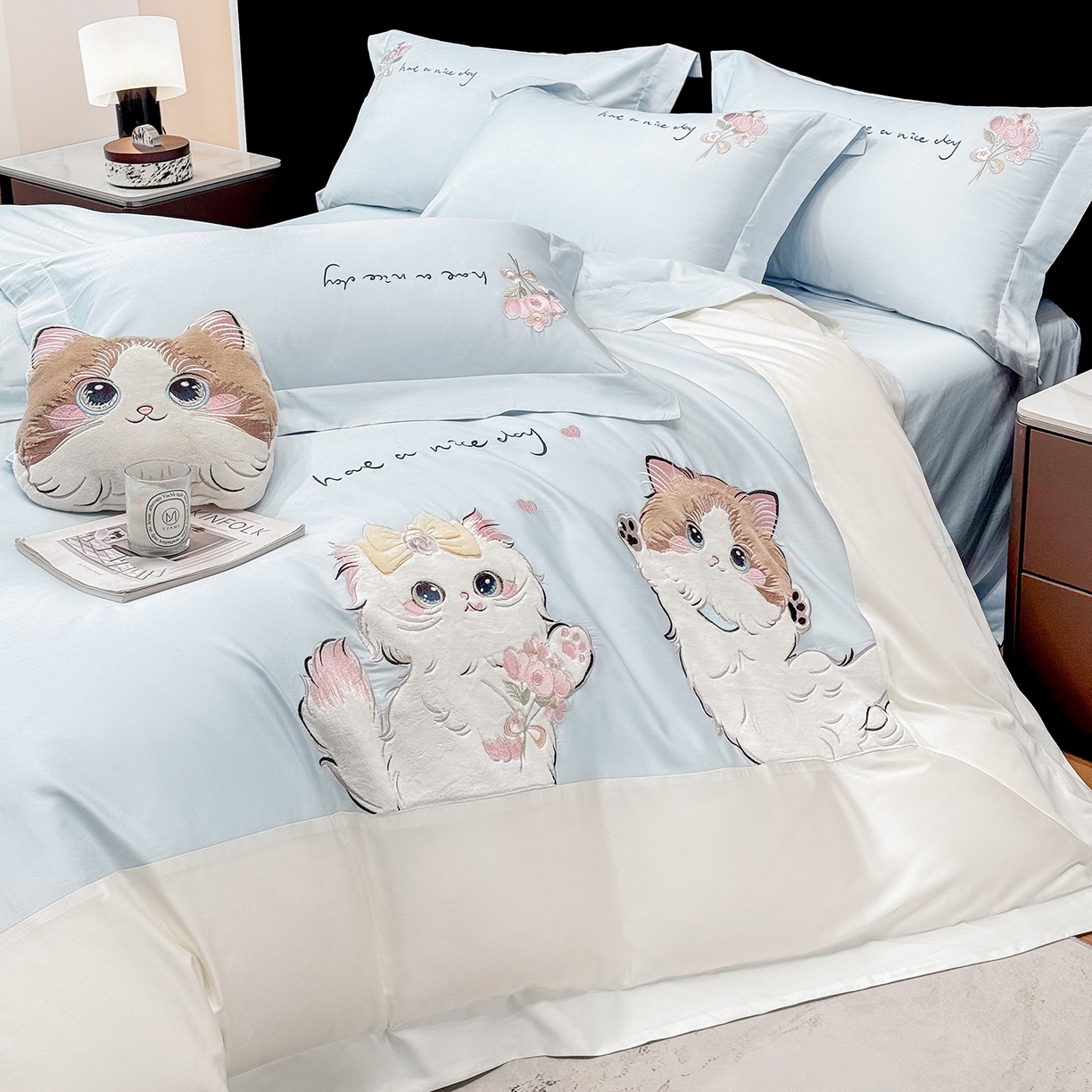 91家纺网 家纺一手货源 找家纺 丞音家纺 2025新款轻奢卡通风A类50s双股100支贡缎长绒棉四件套刺绣全棉被套绣花床笠高档礼盒装 甜蜜日记-迷雾蓝