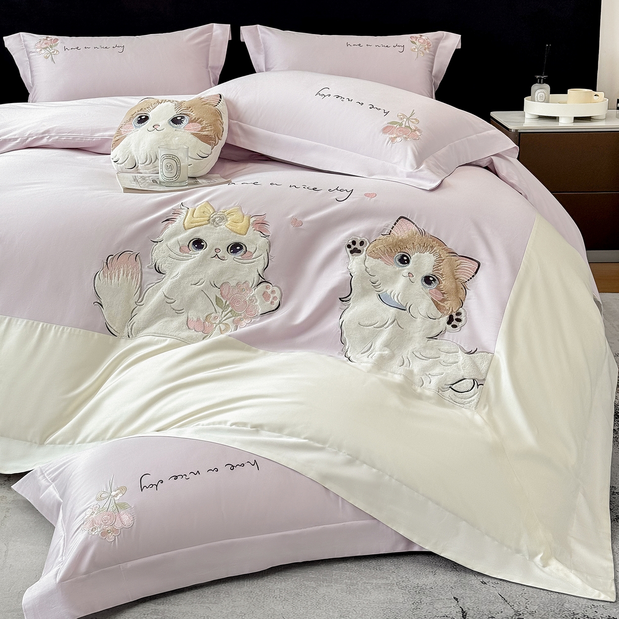 91家纺网 家纺一手货源 找家纺 丞音家纺 2025新款轻奢卡通风A类50s双股100支贡缎长绒棉四件套刺绣全棉被套绣花床笠高档礼盒装 甜蜜日记-香芋紫