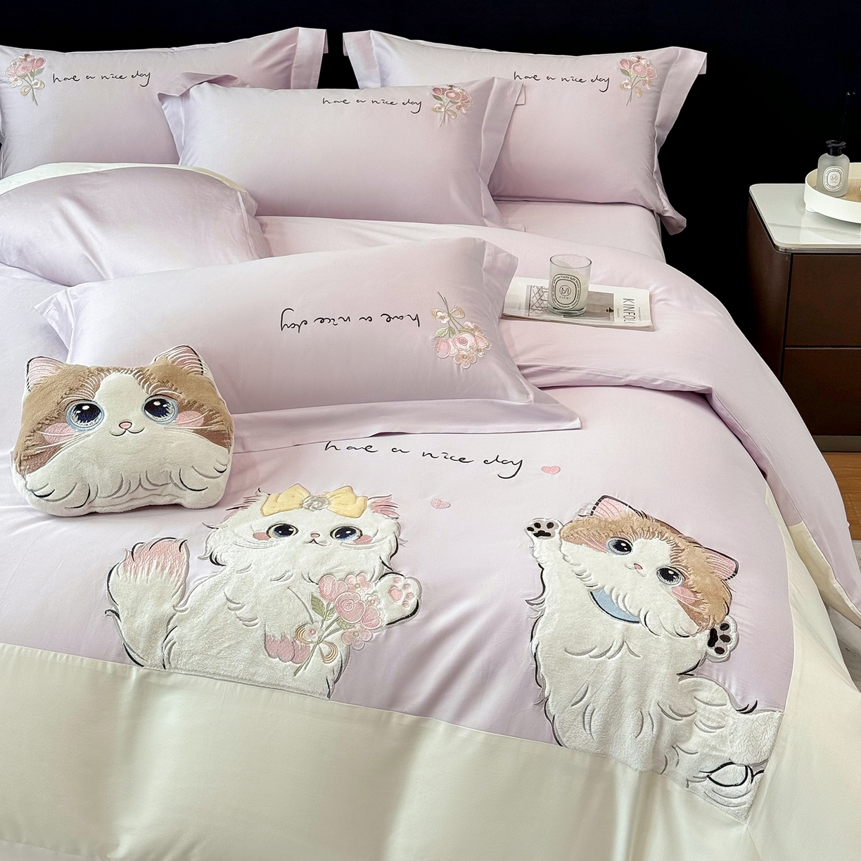 91家纺网 家纺一手货源 找家纺 丞音家纺 2025新款轻奢卡通风A类50s双股100支贡缎长绒棉四件套刺绣全棉被套绣花床笠高档礼盒装 甜蜜日记-香芋紫