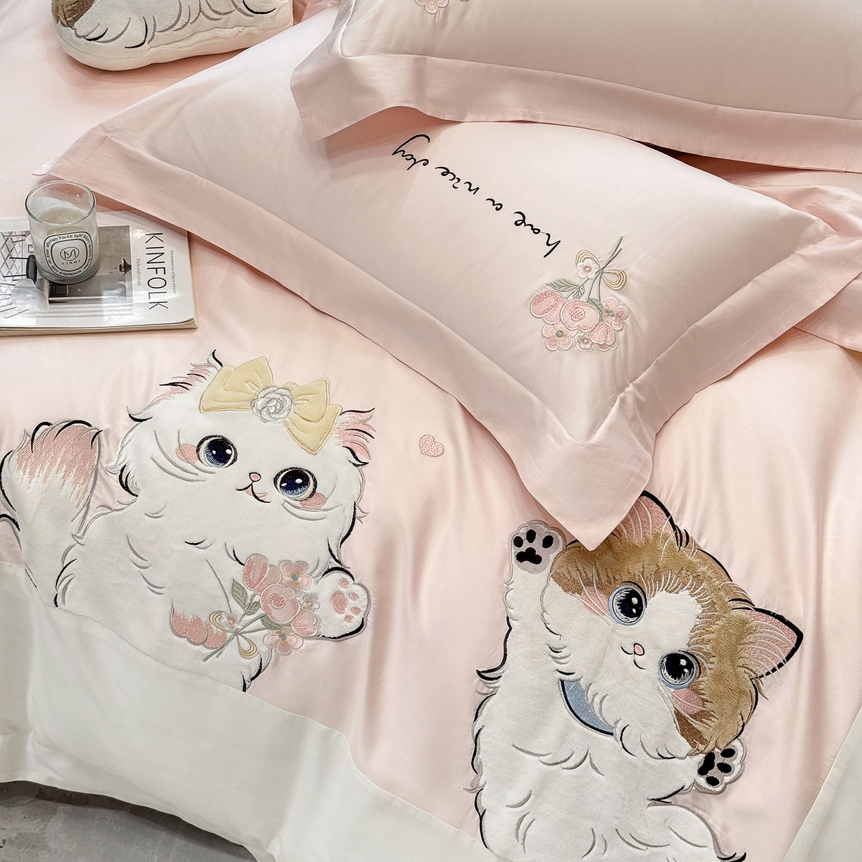 91家纺网 家纺一手货源 找家纺 丞音家纺 2025新款轻奢卡通风A类50s双股100支贡缎长绒棉四件套刺绣全棉被套绣花床笠高档礼盒装 甜蜜日记-冰莓粉