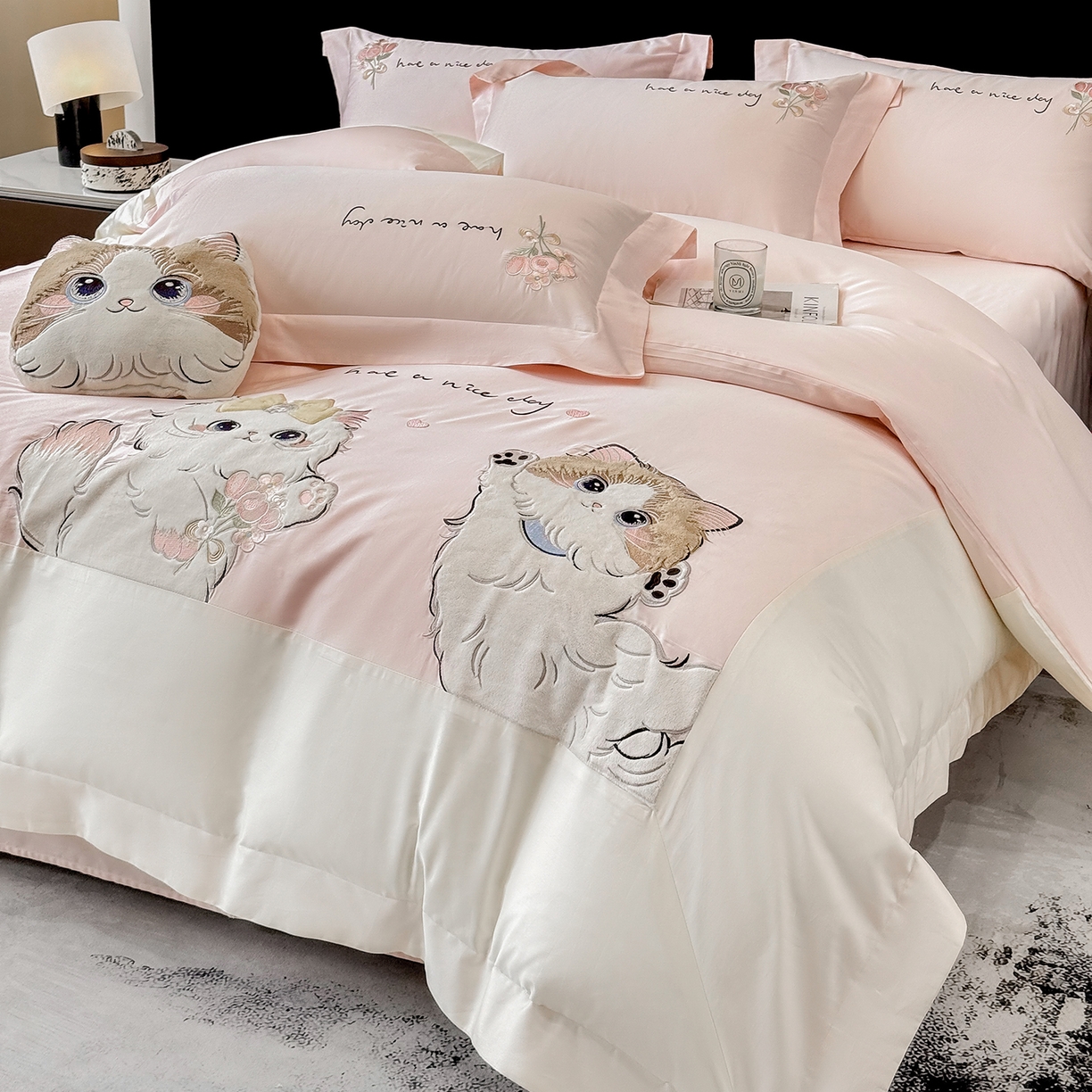 91家纺网 家纺一手货源 找家纺 丞音家纺 2025新款轻奢卡通风A类50s双股100支贡缎长绒棉四件套刺绣全棉被套绣花床笠高档礼盒装 甜蜜日记-冰莓粉