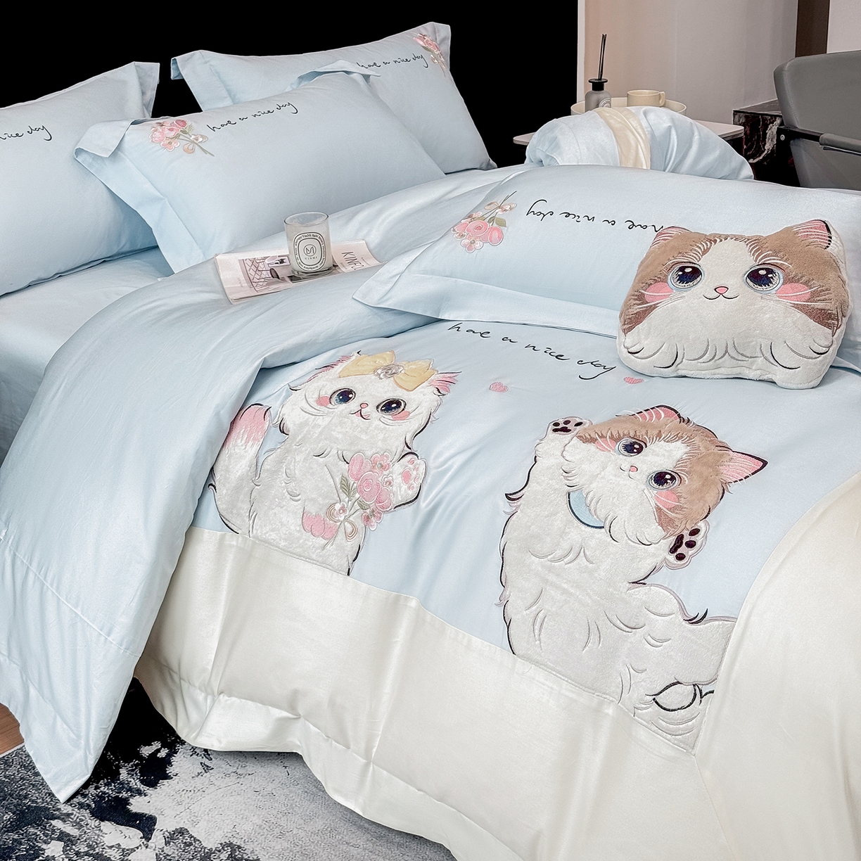 91家纺网 家纺一手货源 找家纺 丞音家纺 2025新款轻奢卡通风A类50s双股100支贡缎长绒棉四件套刺绣全棉被套绣花床笠高档礼盒装 甜蜜日记-迷雾蓝