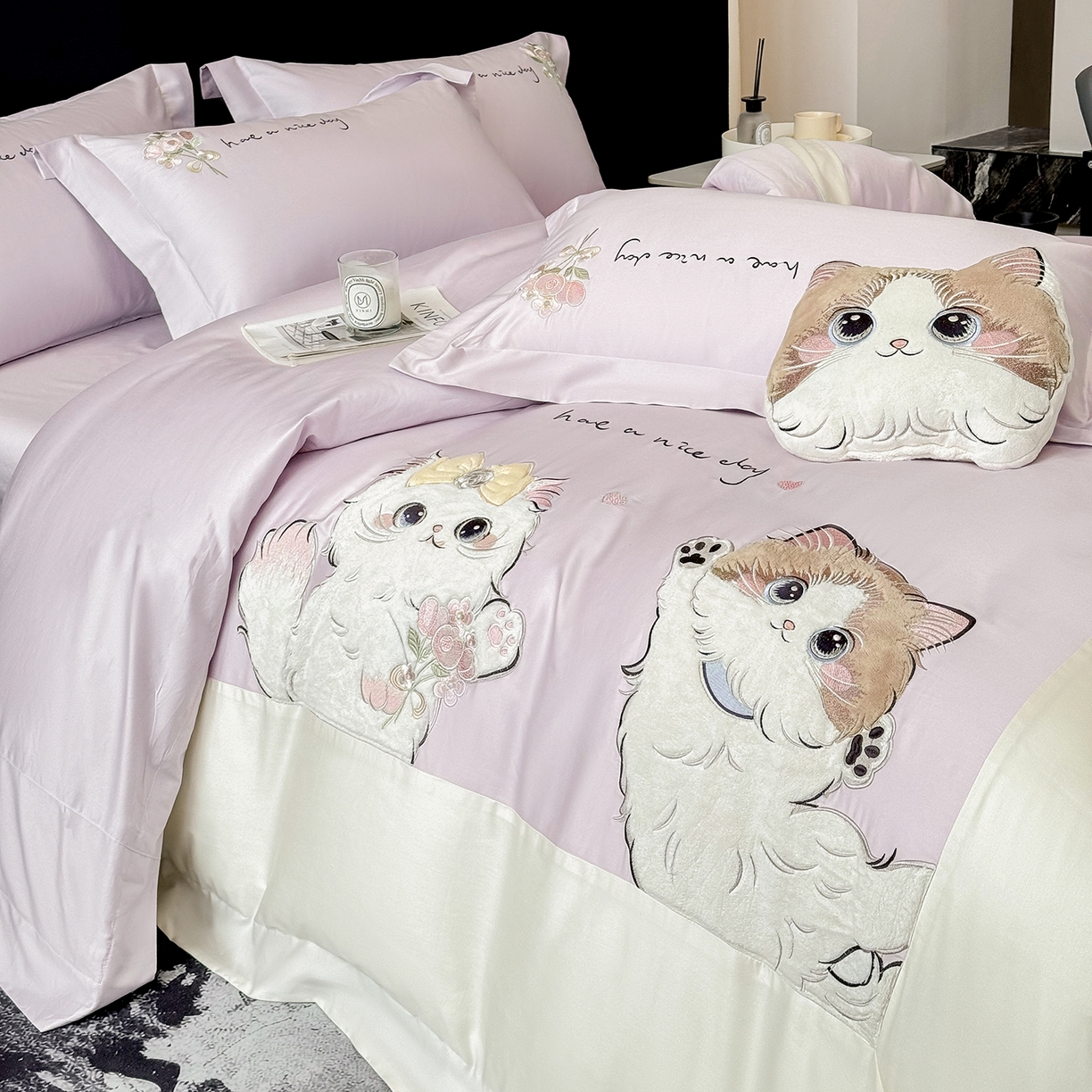 91家纺网 家纺一手货源 找家纺 丞音家纺 2025新款轻奢卡通风A类50s双股100支贡缎长绒棉四件套刺绣全棉被套绣花床笠高档礼盒装 甜蜜日记-香芋紫