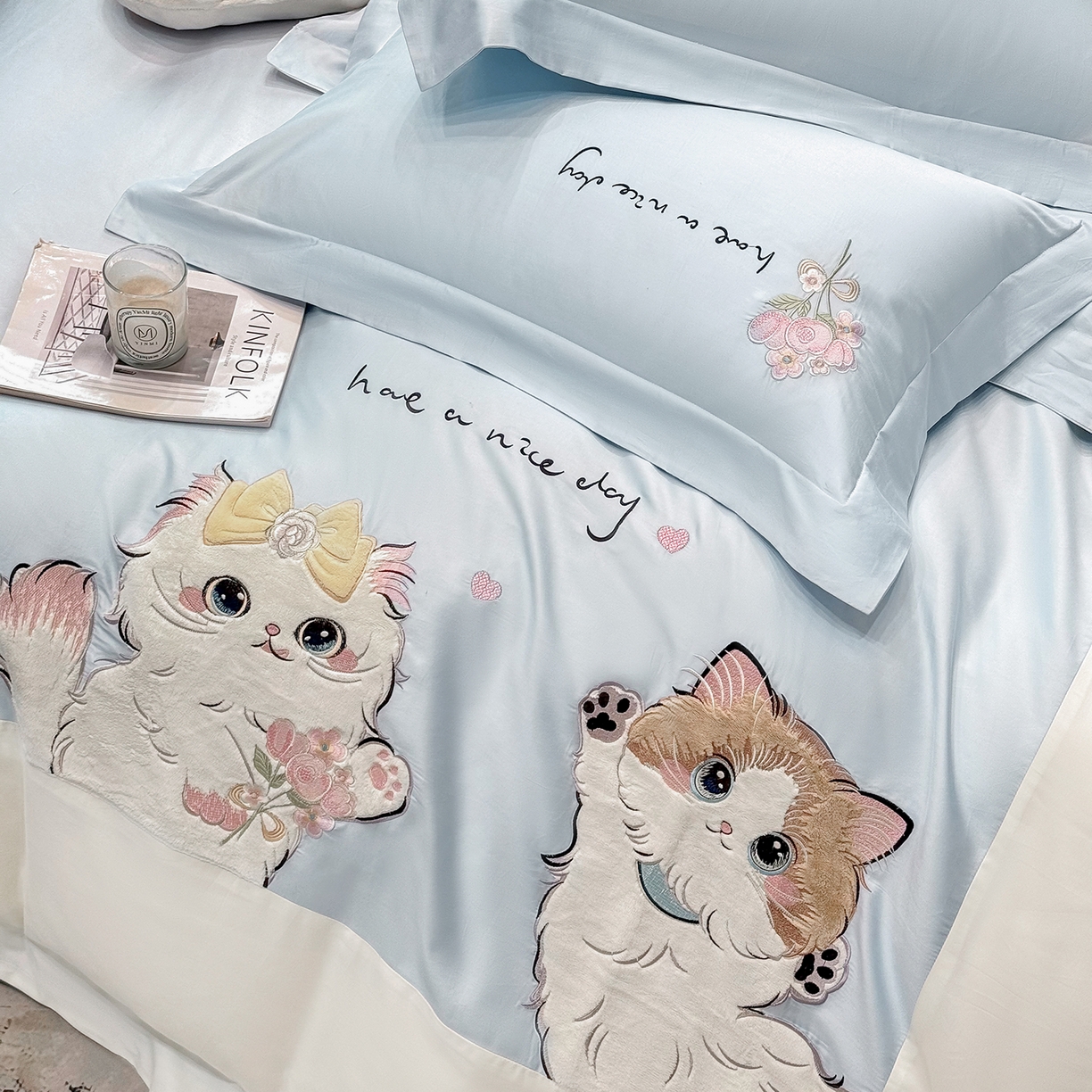 91家纺网 家纺一手货源 找家纺 丞音家纺 2025新款轻奢卡通风A类50s双股100支贡缎长绒棉四件套刺绣全棉被套绣花床笠高档礼盒装 甜蜜日记-迷雾蓝