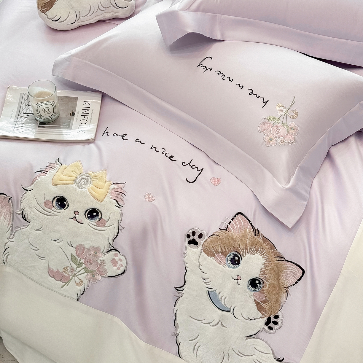 91家纺网 家纺一手货源 找家纺 丞音家纺 2025新款轻奢卡通风A类50s双股100支贡缎长绒棉四件套刺绣全棉被套绣花床笠高档礼盒装 甜蜜日记-香芋紫