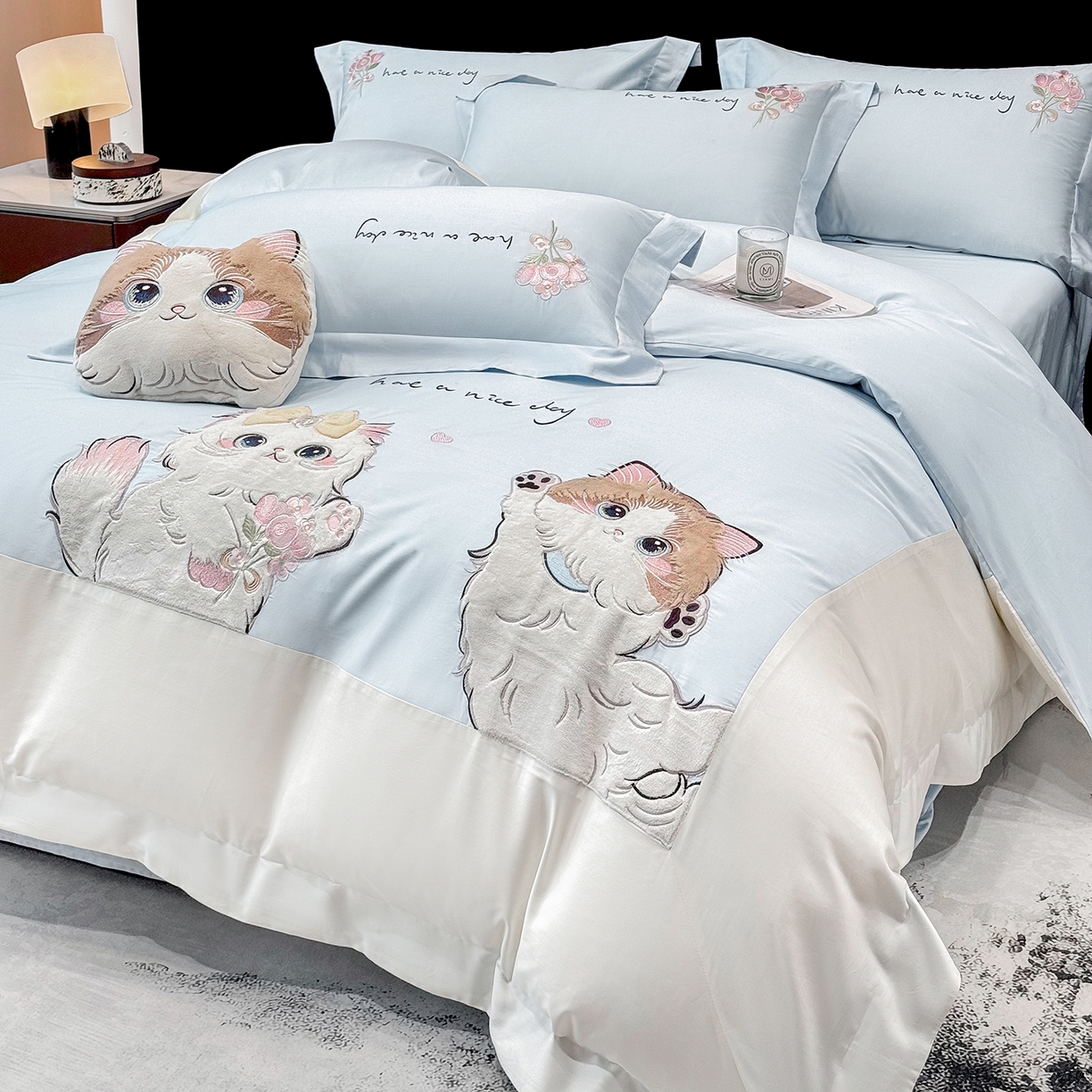 91家纺网 家纺一手货源 找家纺 丞音家纺 2025新款轻奢卡通风A类50s双股100支贡缎长绒棉四件套刺绣全棉被套绣花床笠高档礼盒装 甜蜜日记-迷雾蓝