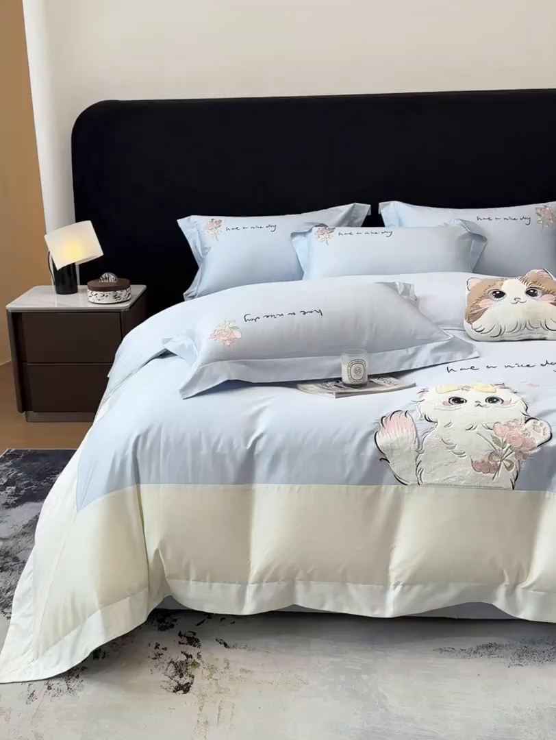 91家纺网 家纺一手货源 找家纺 丞音家纺 2025新款轻奢卡通风A类50s双股100支贡缎长绒棉四件套刺绣全棉被套绣花床笠高档礼盒装 甜蜜日记-迷雾蓝