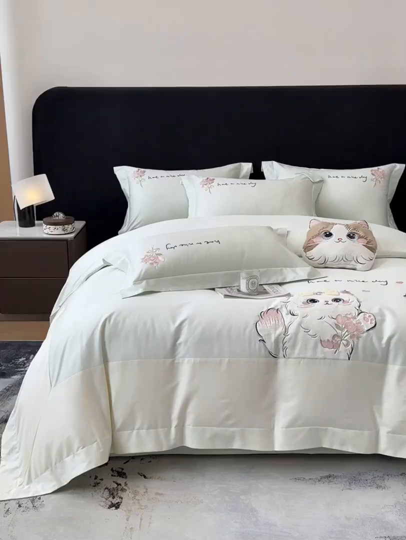 91家纺网 家纺一手货源 找家纺 丞音家纺 2025新款轻奢卡通风A类50s双股100支贡缎长绒棉四件套刺绣全棉被套绣花床笠高档礼盒装 甜蜜日记-清新绿