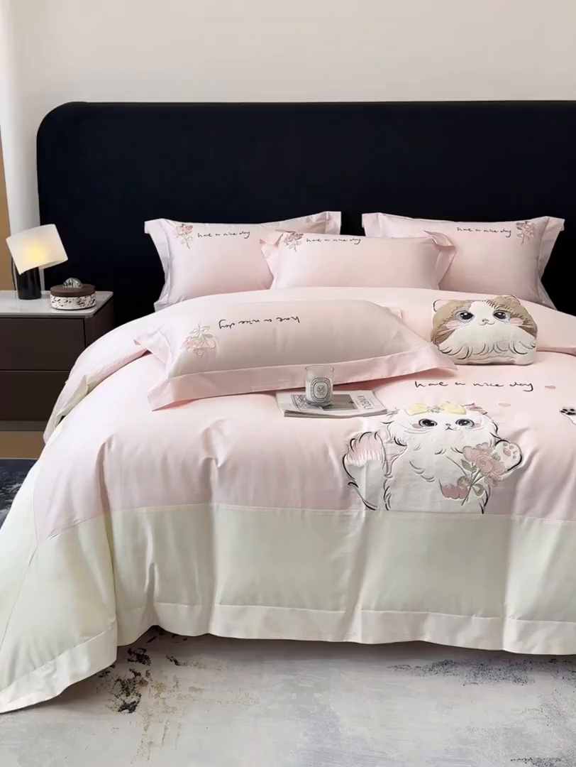 91家纺网 家纺一手货源 找家纺 （总）丞音家纺 2025新款轻奢卡通风A类50s双股100支贡缎长绒棉四件套刺绣全棉被套绣花床笠高档礼盒装