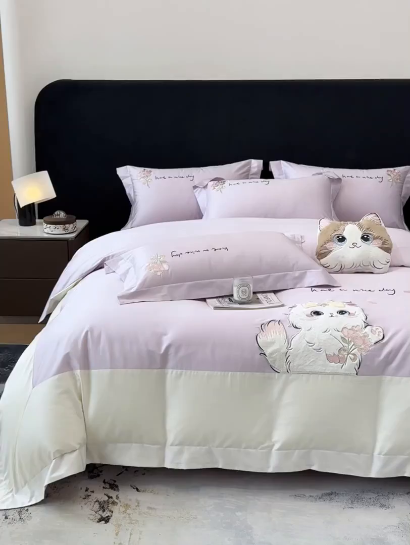 91家纺网 家纺一手货源 找家纺 丞音家纺 2025新款轻奢卡通风A类50s双股100支贡缎长绒棉四件套刺绣全棉被套绣花床笠高档礼盒装 甜蜜日记-香芋紫