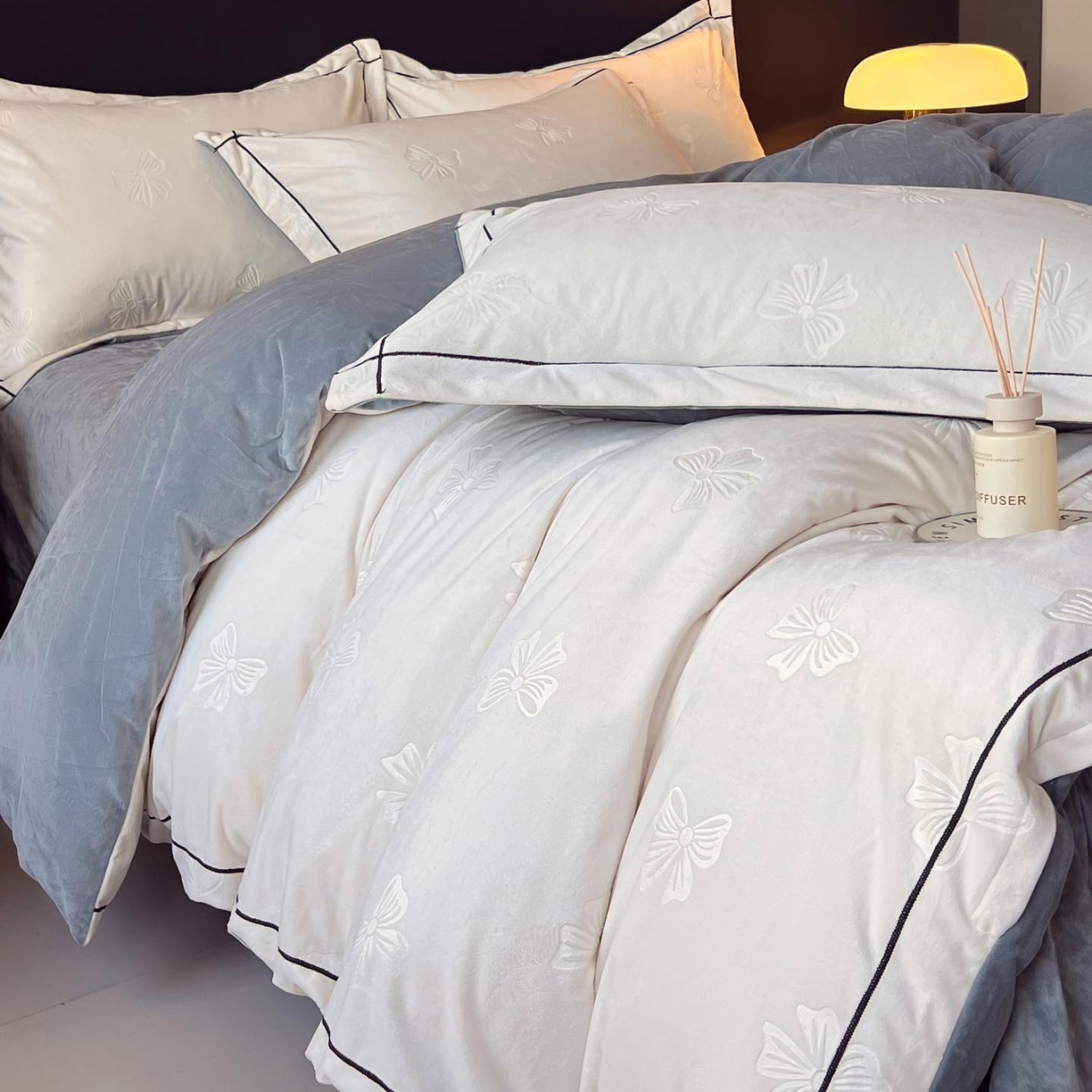 慕希家纺 2025新款高克重牛奶绒雕花四件套-暮光花园 暮光花园-月光白