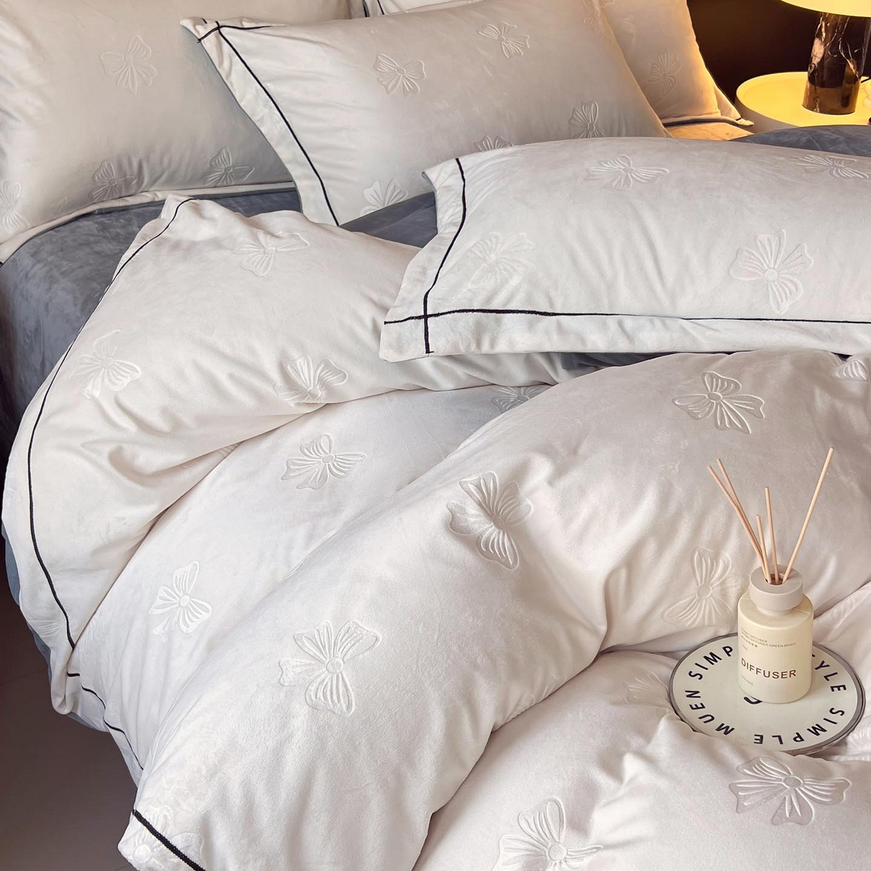 91家纺网 家纺一手货源 找家纺 慕希家纺 2025新款高克重牛奶绒雕花四件套-暮光花园 暮光花园-月光白