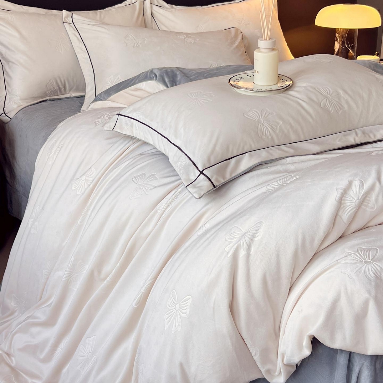 91家纺网 家纺一手货源 找家纺 慕希家纺 2025新款高克重牛奶绒雕花四件套-暮光花园 暮光花园-月光白