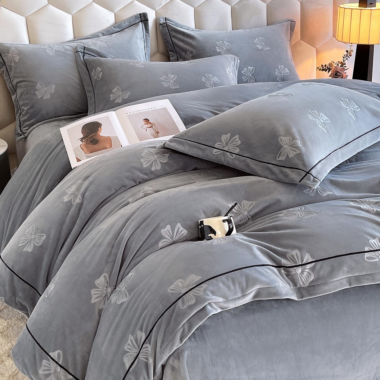 91家纺网 家纺一手货源 找家纺 慕希家纺 2025新款高克重牛奶绒雕花四件套-暮光花园 暮光花园-高级灰