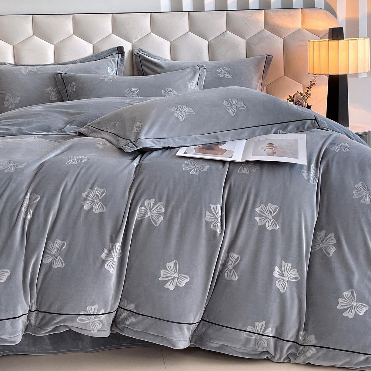 91家纺网 家纺一手货源 找家纺 慕希家纺 2025新款高克重牛奶绒雕花四件套-暮光花园 暮光花园-高级灰