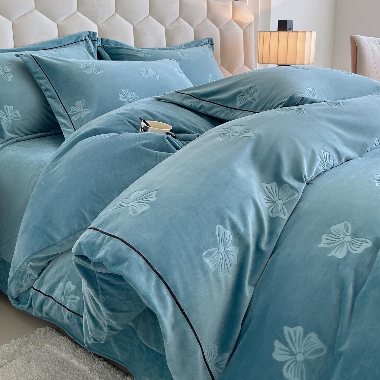 91家纺网 家纺一手货源 找家纺 慕希家纺 2025新款高克重牛奶绒雕花四件套-暮光花园 暮光花园-星月蓝